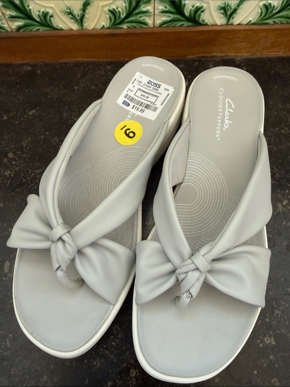 Clarks Cloudsteppers Light Gray Knot-Front Thong Sandals